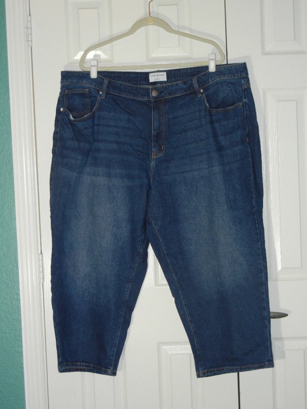 Lane Bryant Mid-Rise Boyfriend Capri Signature Fit Denim Size 24